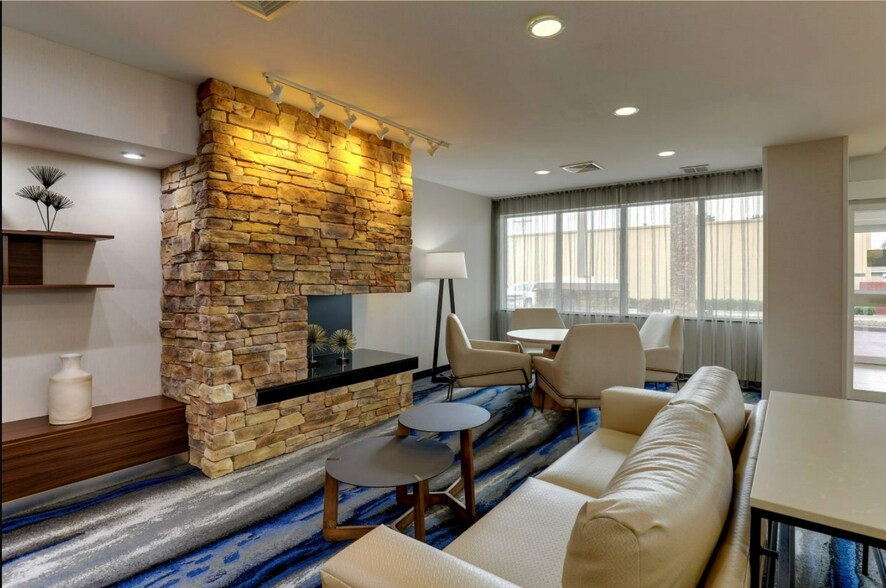 More Photos Of 1111 N Lorraine St, Hutchinson Hotel For Sale