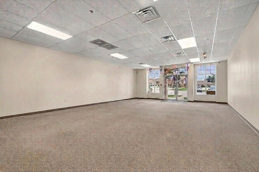 More Photos Of 100-140 N Washington St, Green Bay General Retail For Lease