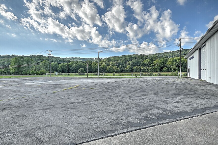 More Photos Of 3930 E Stone Dr, Kingsport Warehouse For Sale
