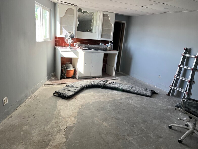 More Photos Of 9121 Woodman Ave, Arleta Storefront Retail Office For Sale