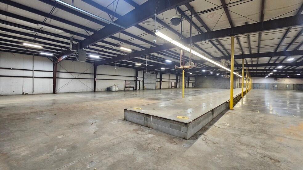 More Photos Of 2701 Southridge Dr, Wichita Falls Distribution For Lease