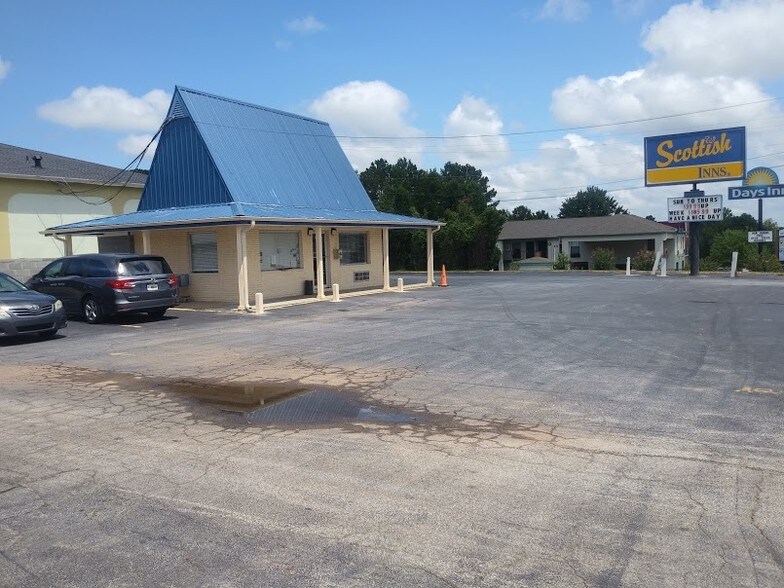 Primary Photo Of 1709 N Expressway, Griffin Hotel For Sale