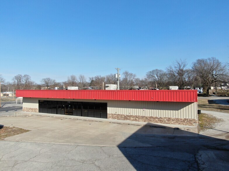 More Photos Of 607 S Main St, Grove Service Station For Sale