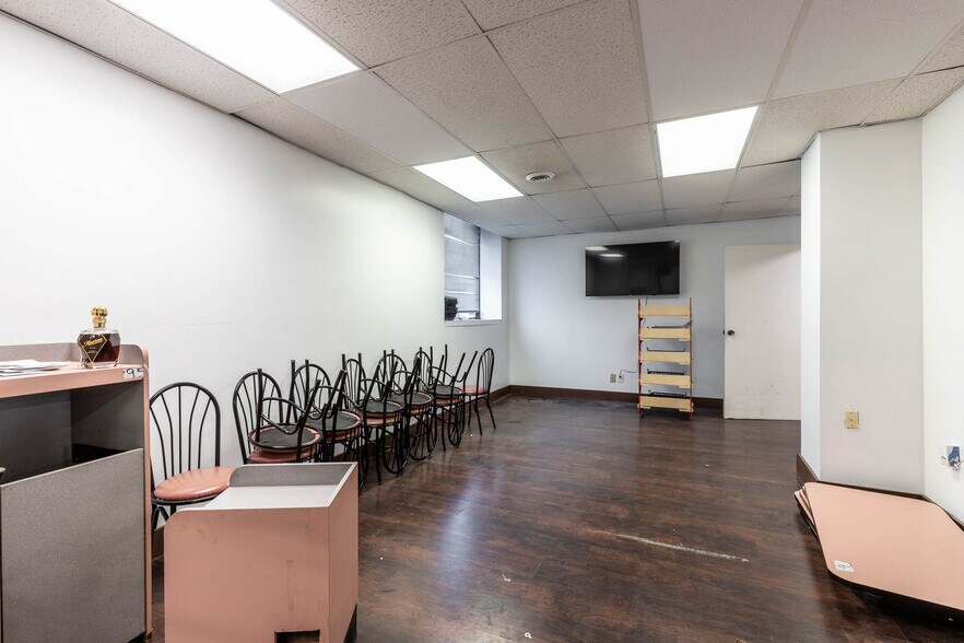 More Photos Of 2425 Hyde Park Blvd, Niagara Falls Freestanding For Sale