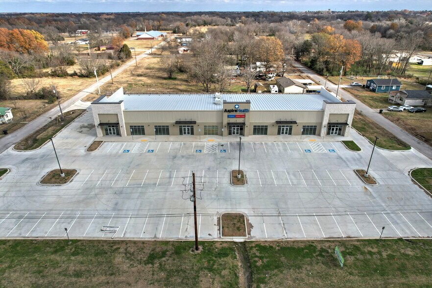 Primary Photo Of 900 Meriweather St, Okmulgee General Retail For Lease