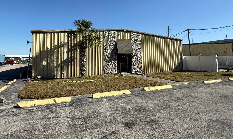 More Photos Of 11881 N 44th St, Clearwater Warehouse For Lease