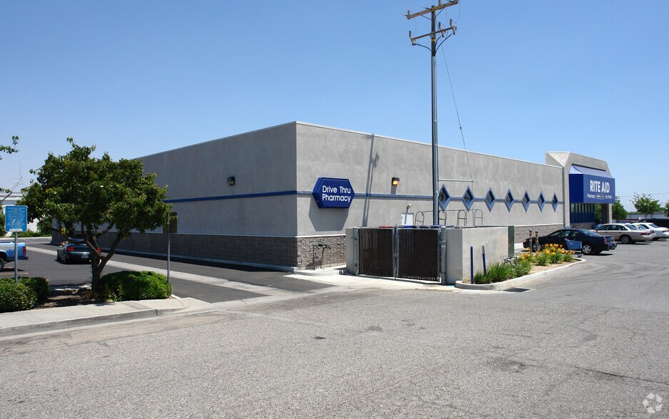 More Photos Of 100 China Grade Loop, Bakersfield Drugstore For Lease