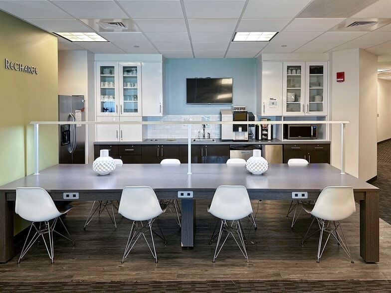 More Photos Of 400 Renaissance Ctr, Detroit Coworking Space