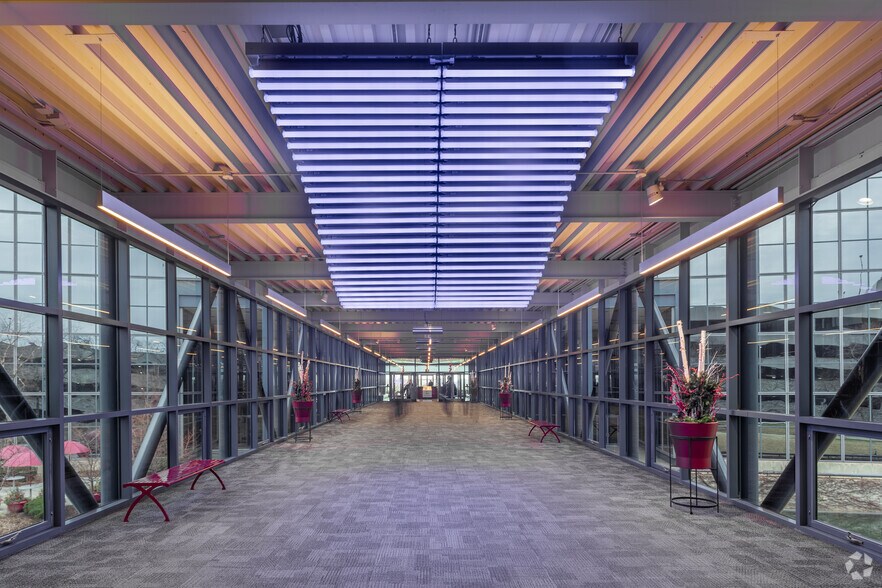 More Photos Of 425 N Martingale Rd, Schaumburg Unknown For Lease