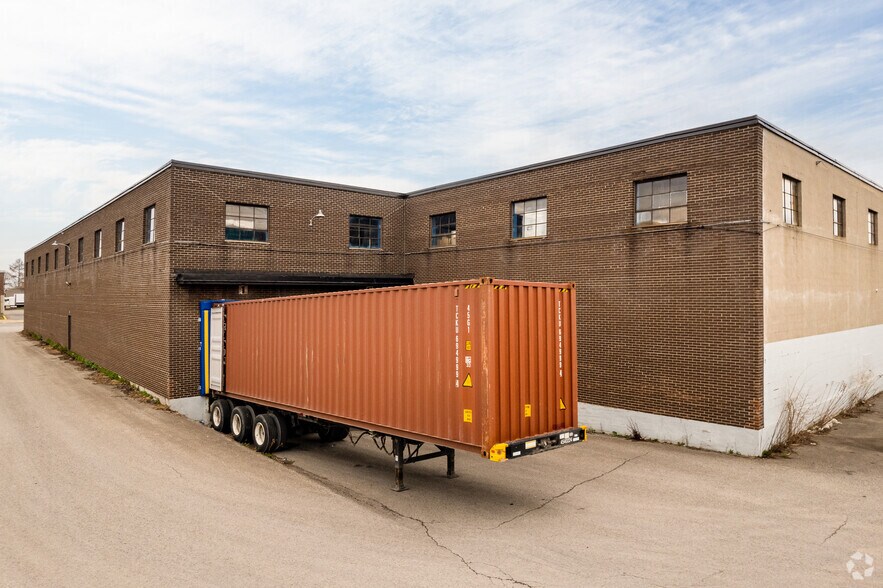 More Photos Of 401-425 Blvd Montpellier, Montréal Warehouse For Lease