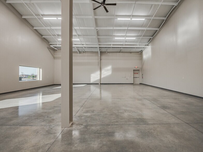More Photos Of 611 Hundred Oaks Dr, Edmond Warehouse For Sale