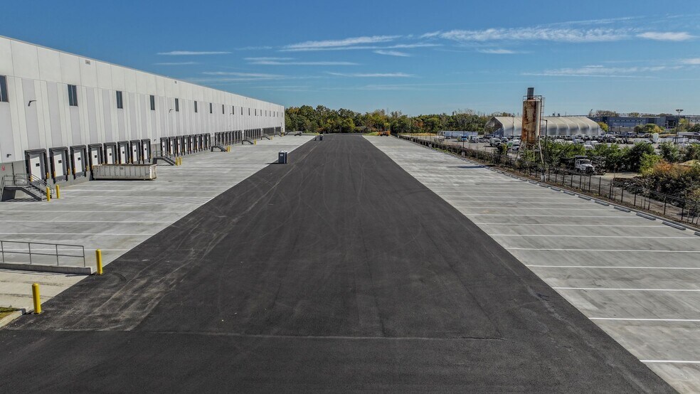 More Photos Of 3060 S 61st St, Philadelphia Distribution For Lease