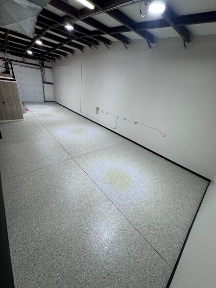 More Photos Of 517 N Lake Ave, Twin Lakes Showroom For Lease