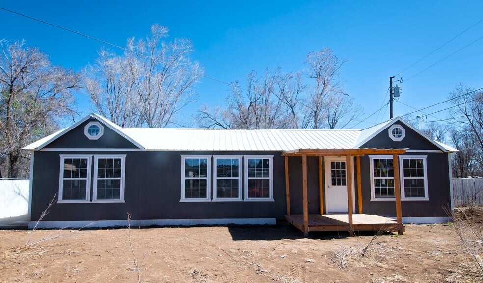 More Photos Of 404 3rd St, Capitan Flex For Sale