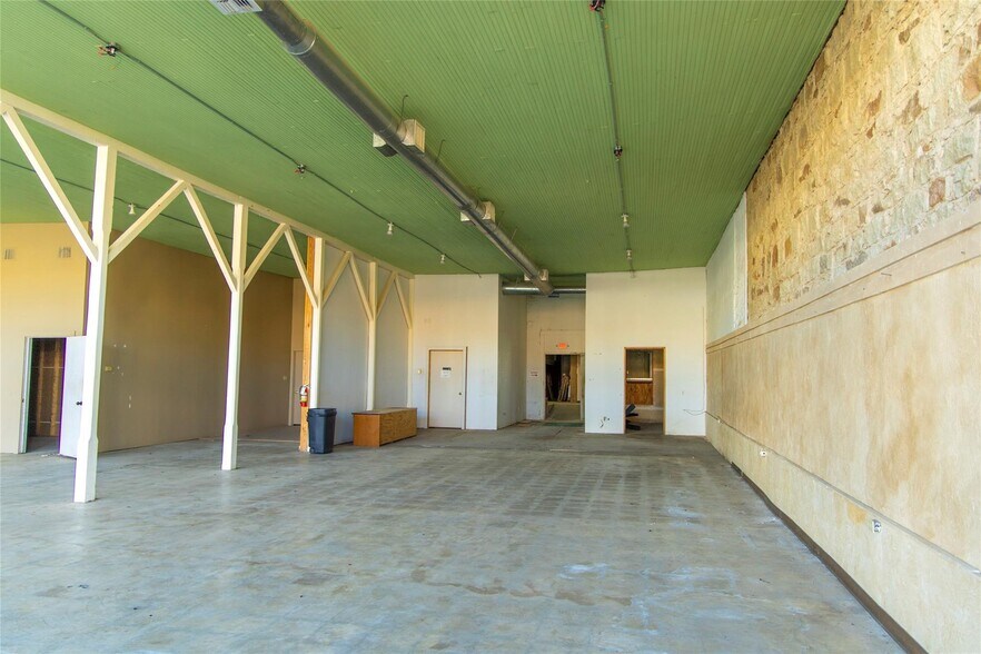 More Photos Of 1020 Halsell St, Bridgeport Flex For Sale