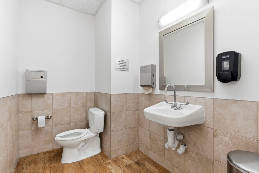 More Photos Of 5552 N Farmer Branch Rd, Ozark Office For Sale