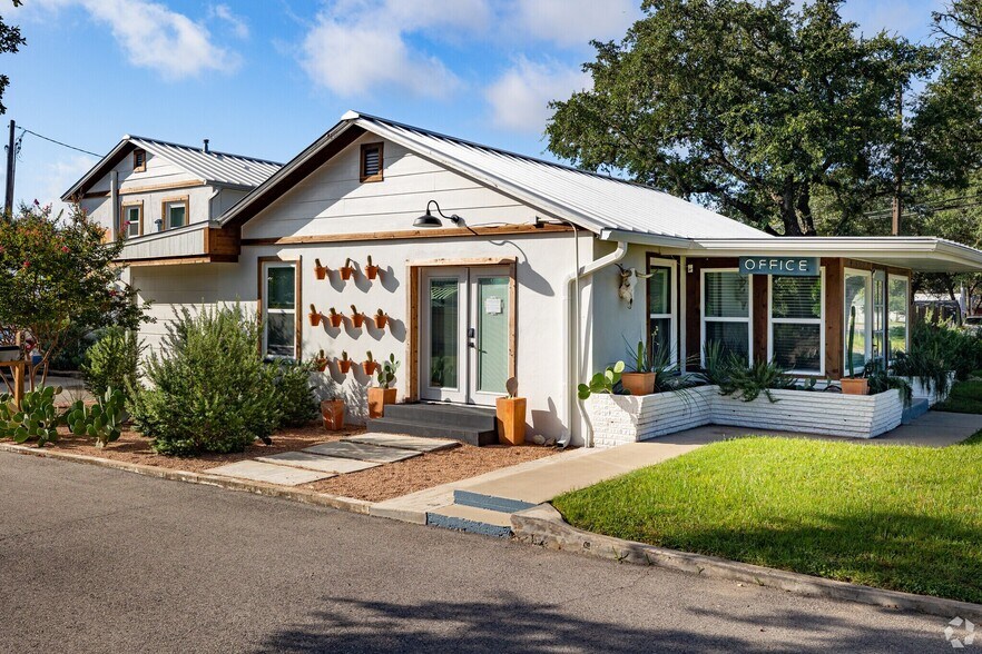 More Photos Of 902 Main St, Blanco Unknown For Lease