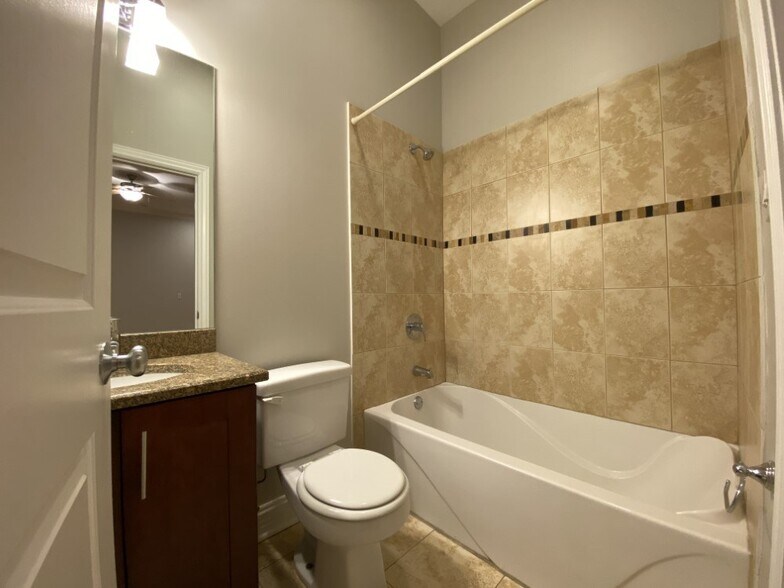 More Photos Of 4651 N Greenview Ave, Chicago Apartments For Lease