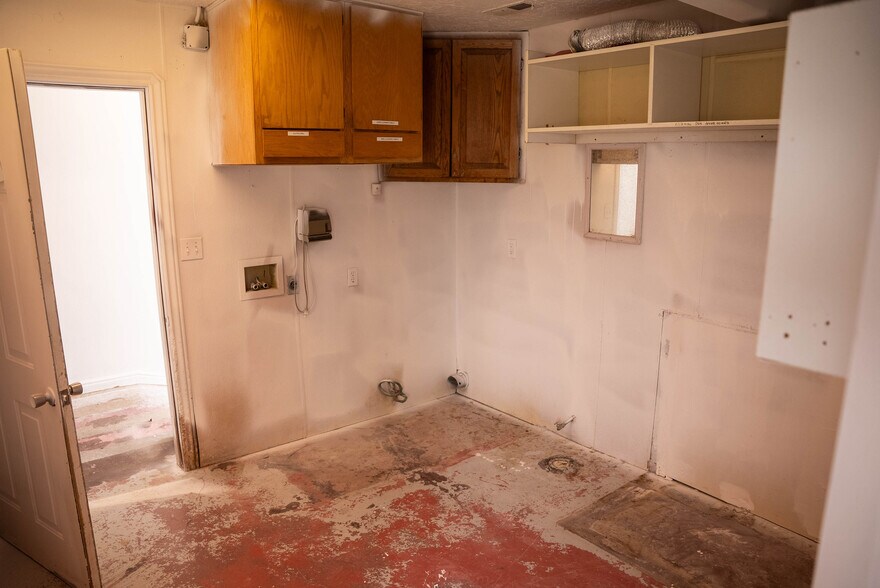 More Photos Of 1545 W State St, Hurricane Veterinarian Kennel For Lease