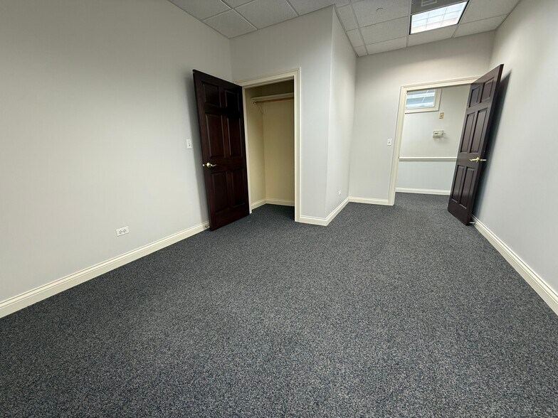 More Photos Of 1880 W Winchester Rd, Libertyville Medical For Sale