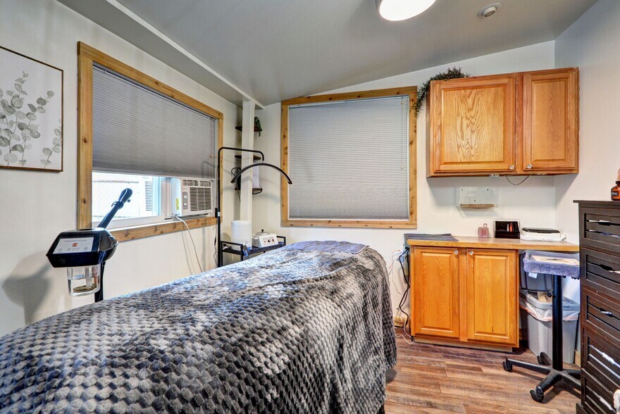 More Photos Of 1415 Pioneer Hwy, Silvana General Retail For Sale