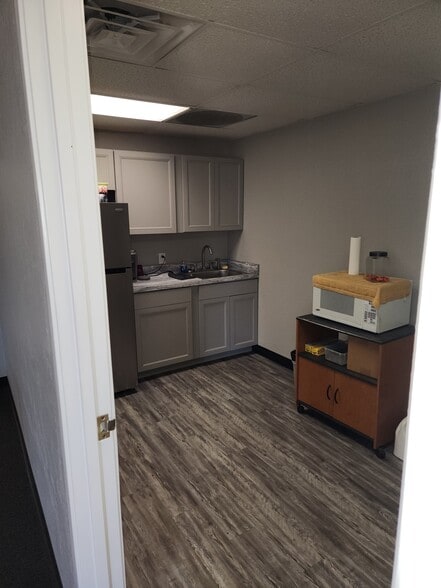 More Photos Of 9620 E State Route 350, Raytown Light Distribution For Lease