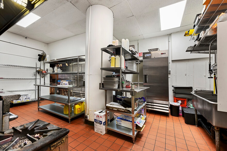More Photos Of 400-416 Smithfield St, Pittsburgh Parking Garage For Lease
