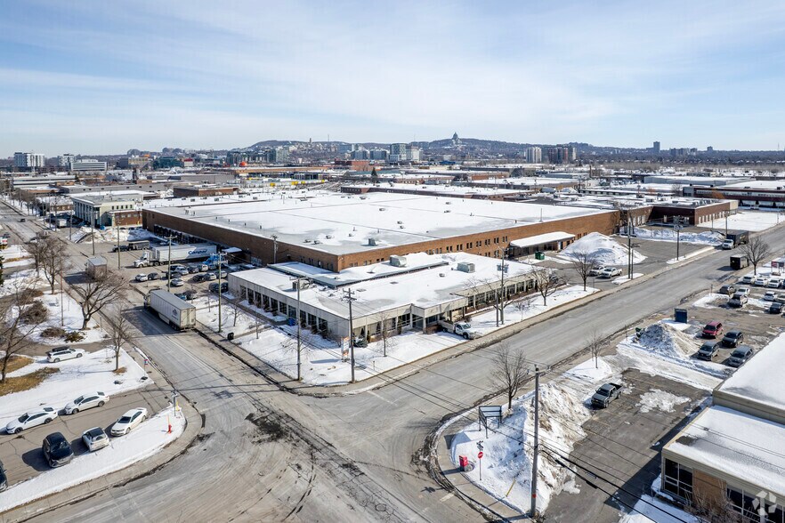 More Photos Of 5660 Av Royalmount, Mont-Royal Warehouse For Lease