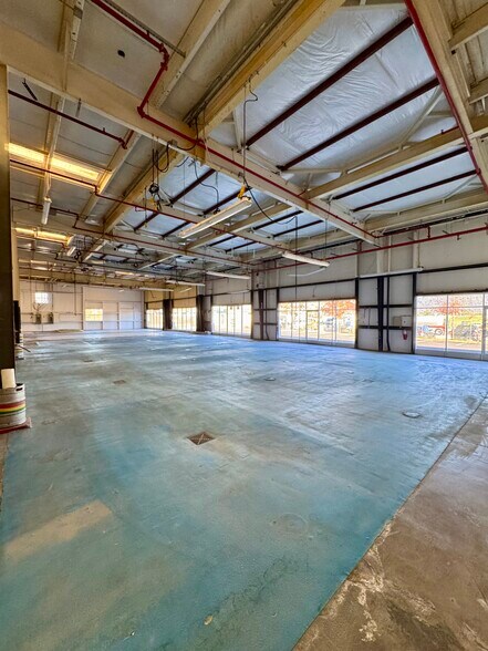 More Photos Of 110 Sandholm Ln, Cloverdale Manufacturing For Lease