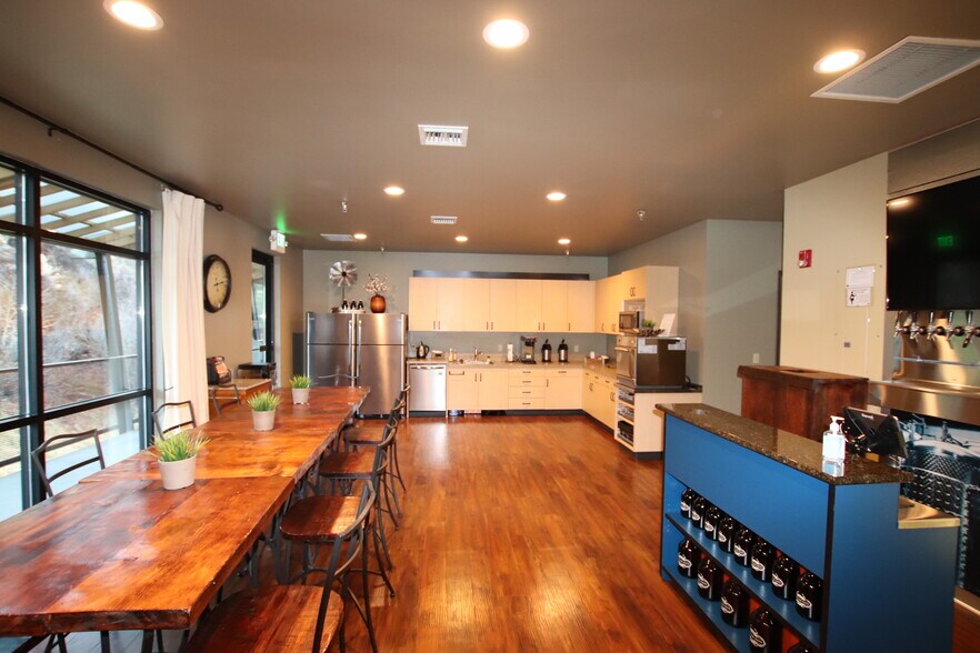More Photos Of 450 SW Powerhouse Dr, Bend Storefront For Lease