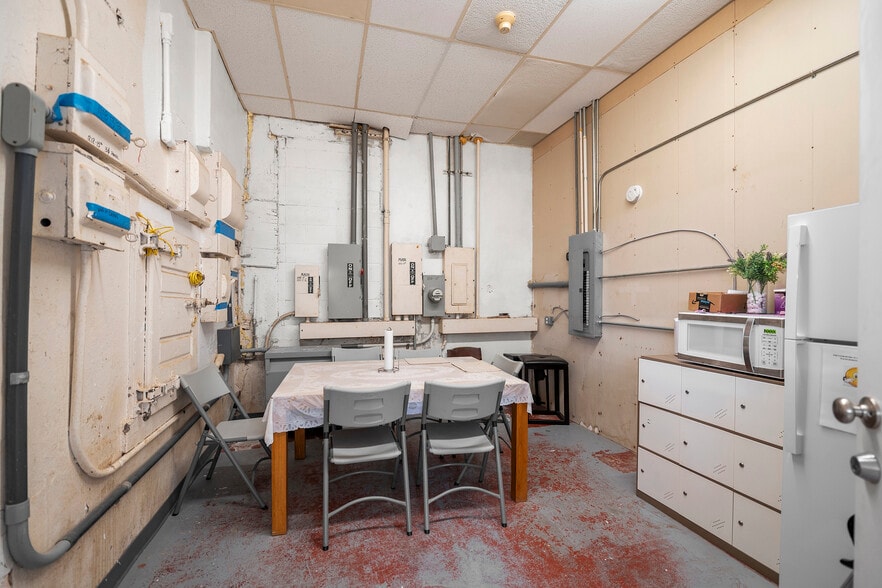 More Photos Of 1212 13th St, Galveston Light Distribution For Lease