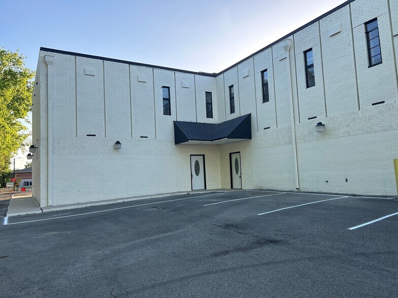 More Photos Of 1104 Merchant Dr, Knoxville Office For Sale