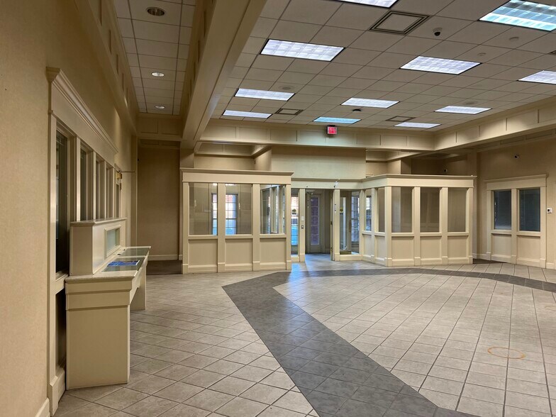 More Photos Of 6480 Milgen Rd, Midland Bank For Lease