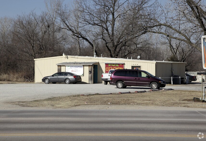 More Photos Of 1424 Tuxedo Blvd, Bartlesville Bar For Lease