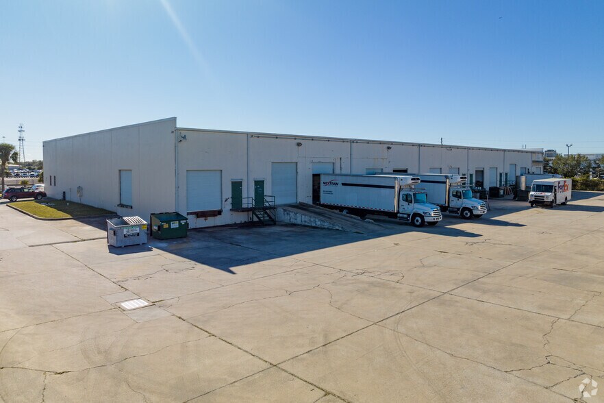 More Photos Of 1201-1223 Pine Ave, Orlando Light Distribution For Lease