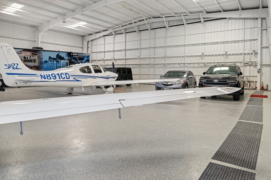 More Photos Of 18000 Groschke Rd, Houston Airplane Hangar For Lease