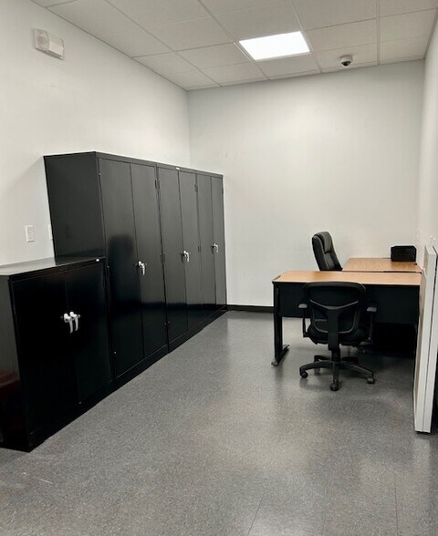 More Photos Of 1390 Biddle Rd, Medford General Retail For Lease