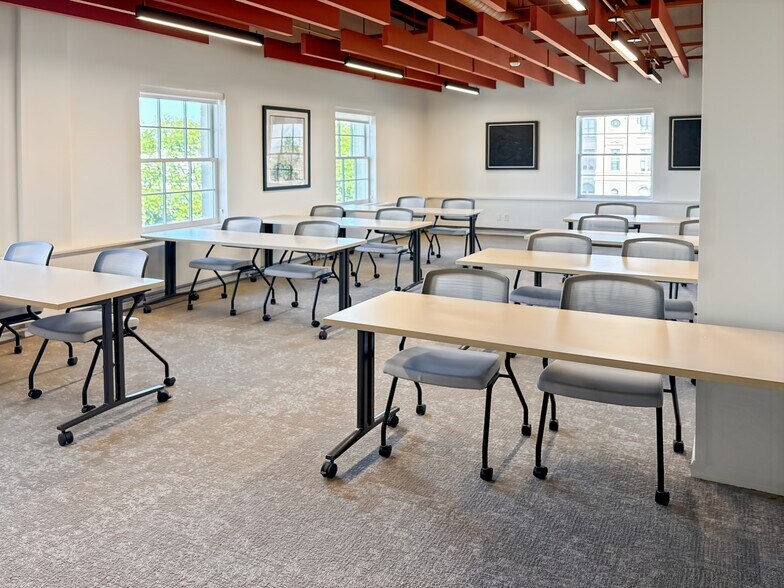 More Photos Of 2027 Dodge St, Omaha Coworking Space