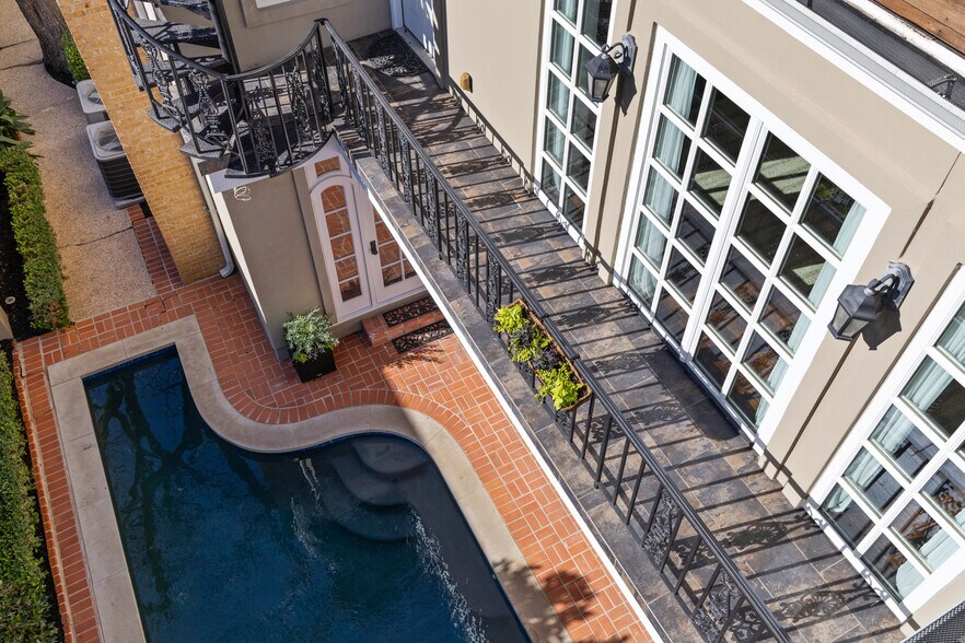 More Photos Of 1810 W 35th St, Austin Specialty For Sale