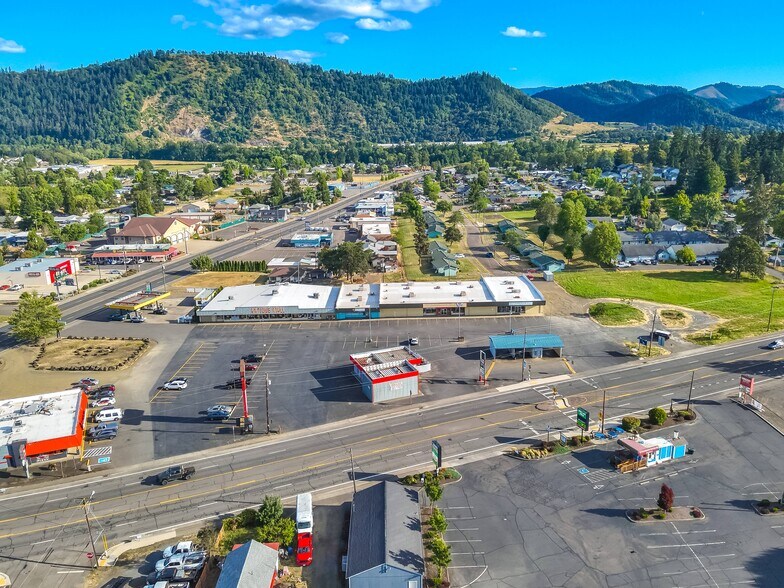 More Photos Of 120 SW Douglas Blvd, Winston Supermarket For Lease