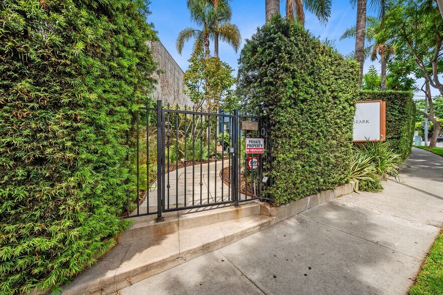 More Photos Of 1111 N Crescent Heights Blvd, West Hollywood General Retail For Sale