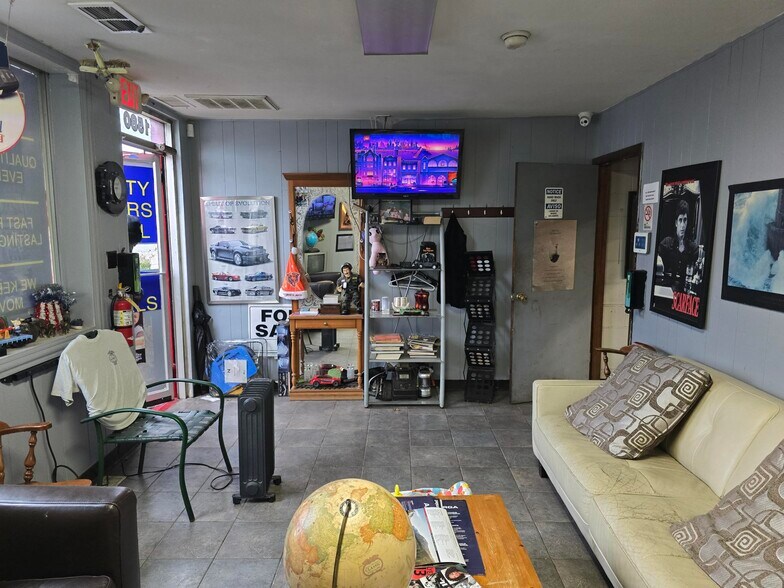 More Photos Of 1580 S Cora St, Des Plaines Warehouse For Sale