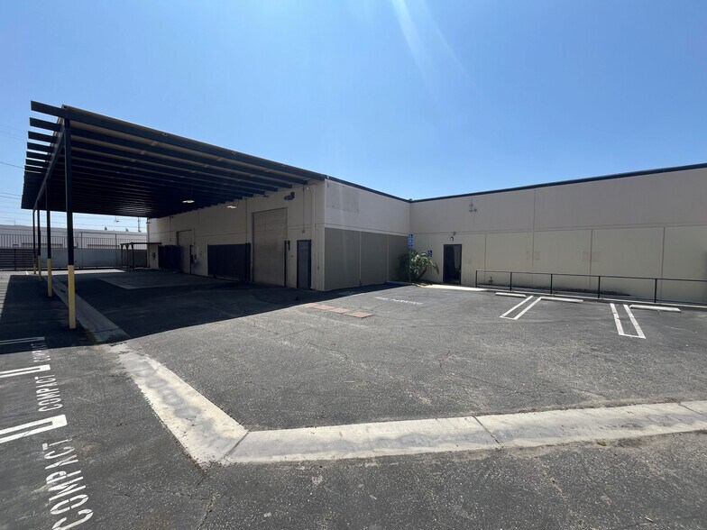 Primary Photo Of 7946 Alabama Ave, Canoga Park Service For Lease