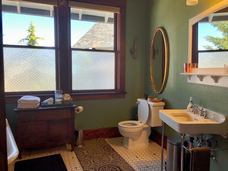 More Photos Of 7809 NE Everett St, Portland Religious Facility For Lease