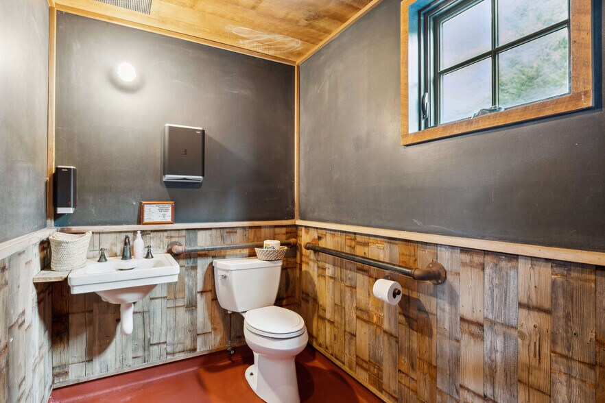 More Photos Of 203 Bridgehampton Tpke, Bridgehampton Restaurant For Sale