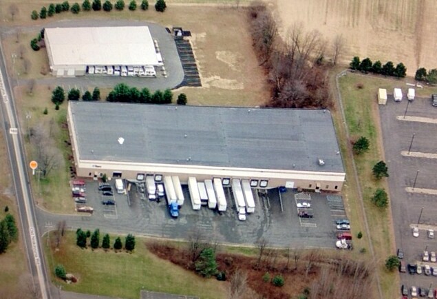 More Photos Of 326 Old Niskayuna Rd, Latham Warehouse For Lease