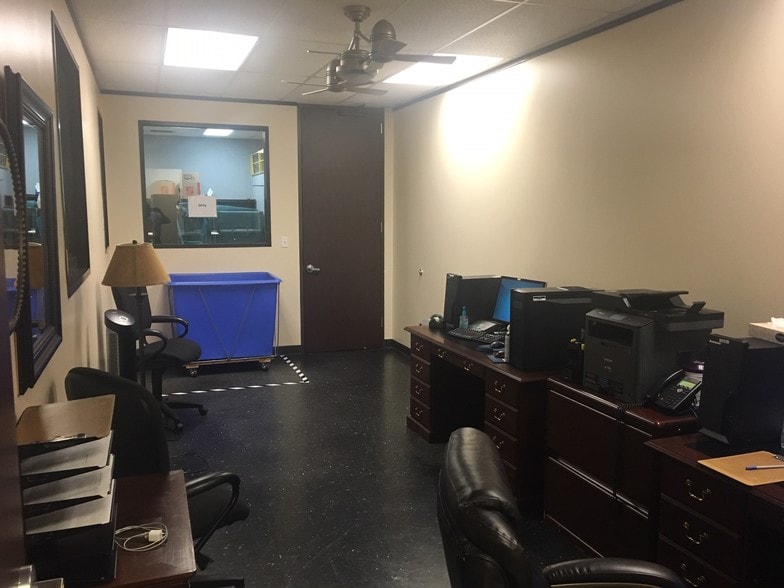 More Photos Of 8727 Fallbrook Dr, Houston Flex For Lease