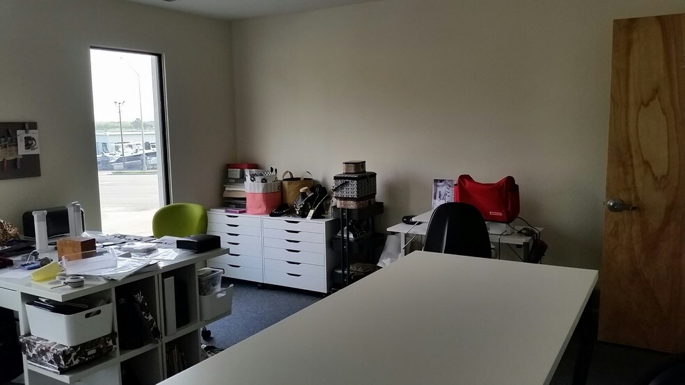 More Photos Of 7910 N Tamiami Trl, Sarasota Office For Lease