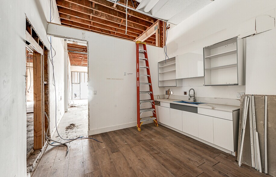 More Photos Of 4905-4913 Clinton St, Los Angeles Apartments For Lease
