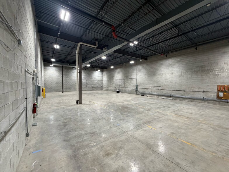 More Photos Of 210 Mittel Dr, Wood Dale Warehouse For Lease
